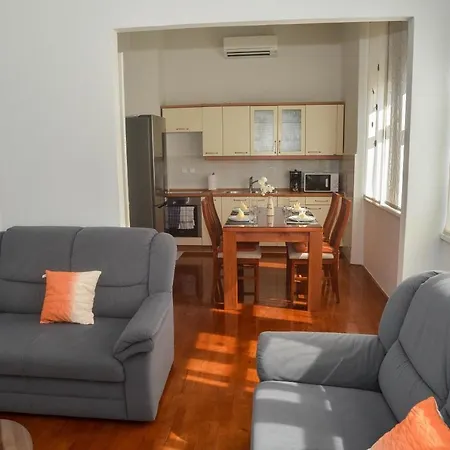 Claudia, Near Old Town, Free Parking Place Apartamento